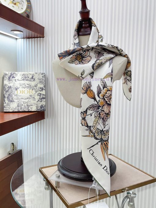 The new Dior haute couture edition of this white square scarf is adorned with Pietro Ruffo'sbdfapj5b - Image 9