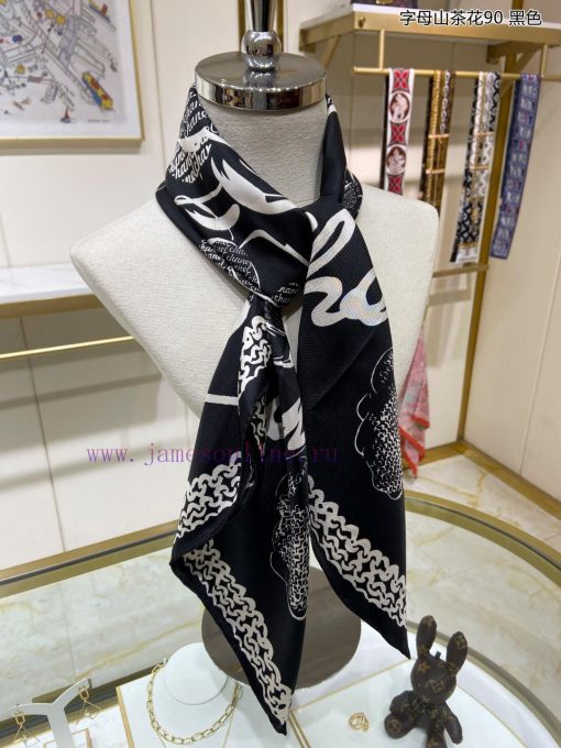 The new Xiangjia Alphabet Camellia 90 Silk Square Scarf is highly recommended by VIPs. You mgd38mlib - Image 7