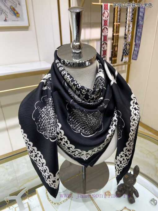 The new Xiangjia Alphabet Camellia 90 Silk Square Scarf is highly recommended by VIPs. You mgd38mlib - Image 8