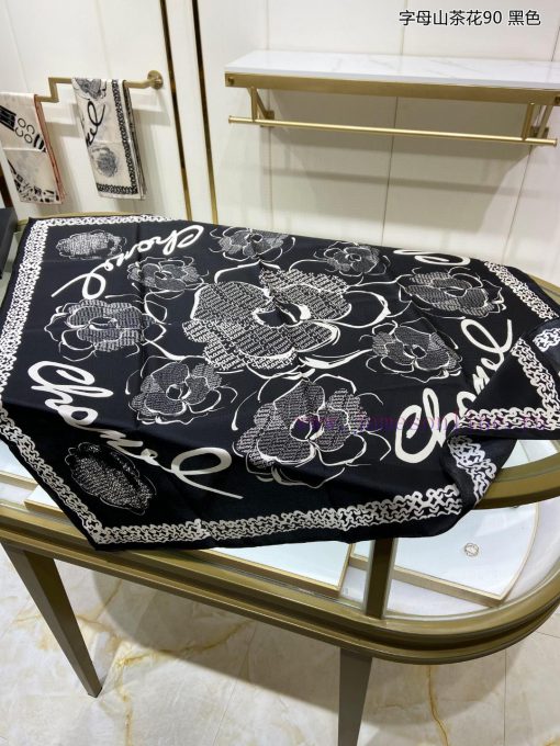 The new Xiangjia Alphabet Camellia 90 Silk Square Scarf is highly recommended by VIPs. You mgd38mlib - Image 10