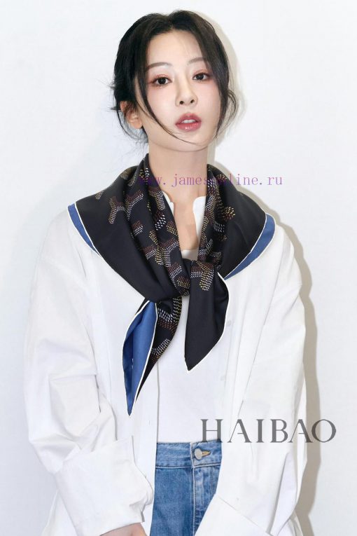 The new CL double-sided two-color silk square scarf from the Goya series is made of classic pv6lg6ju