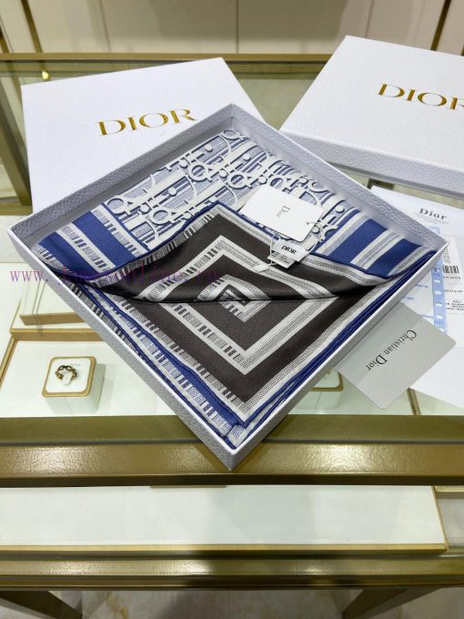 The new Dior double-sided two tone silk square scarf is highly recommended for VIP customers0q8kule4 - Image 5