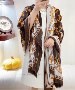 The new LV interwoven chain is a hot item! The genuine beauty of the shawl is matched with pyt12prpz