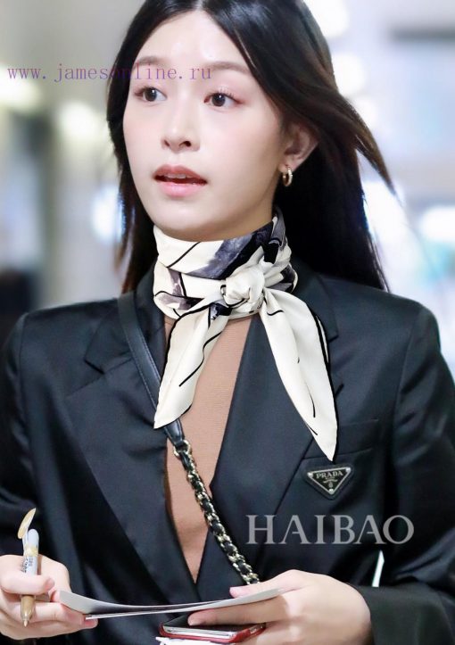 The new Chanel COCO women's pattern 90 silk square scarf is highly recommended for VIP custou46x229l - Image 2