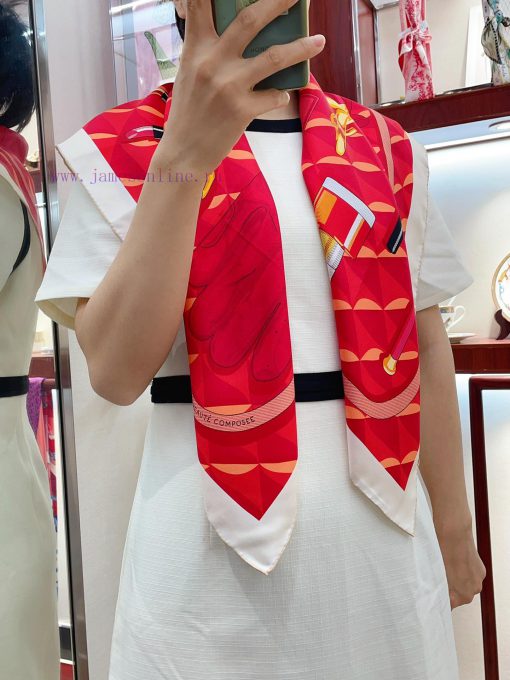 HERMES's new silk scarf is said to look good and is recommended for its interweaving beauty.y9gcj8n8 - Image 2