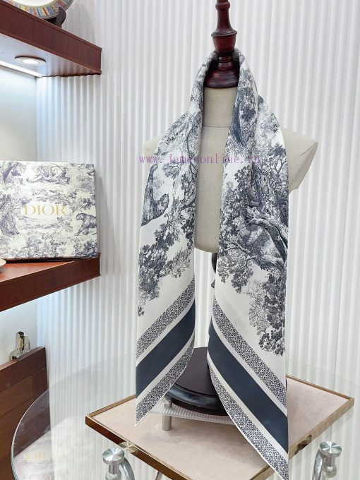 This Sauvage printed square scarf is a tribute to Dior's iconic design launched in 1947. It 8iotyasq - Image 6