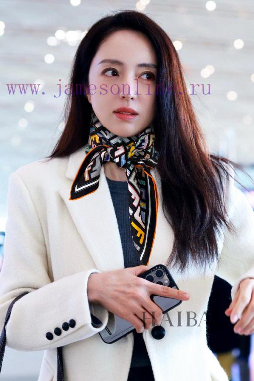Synchronized with the latest FF flagship color logo 90 silk square scarf, it is a perfect mauouu7pad - Image 2