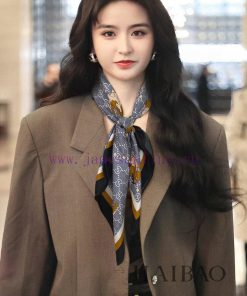 When I bought a new one, they all said it looked good and recommended GG silk square scarvesi27cen6t
