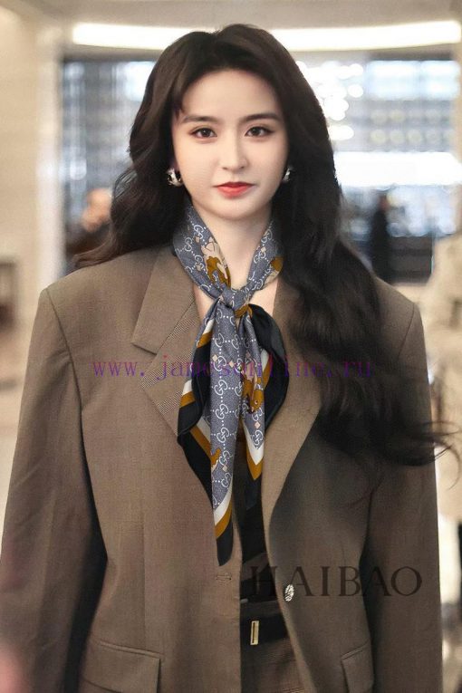 When I bought a new one, they all said it looked good and recommended GG silk square scarvesi27cen6t