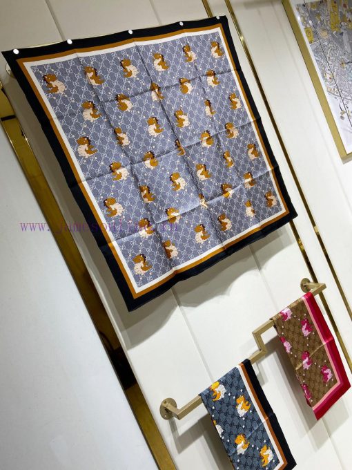 When I bought a new one, they all said it looked good and recommended GG silk square scarvesi27cen6t - Image 4