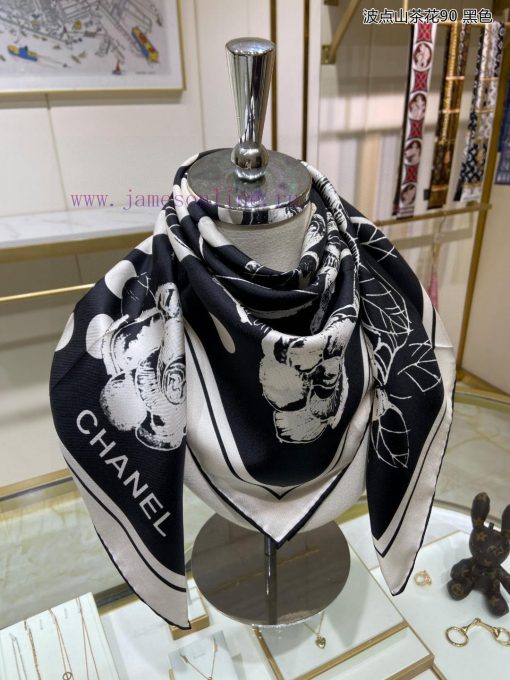 The new Chanel polka dot camellia 90 silk square scarf is highly recommended by VIPs. You mu9jevoo1e - Image 7