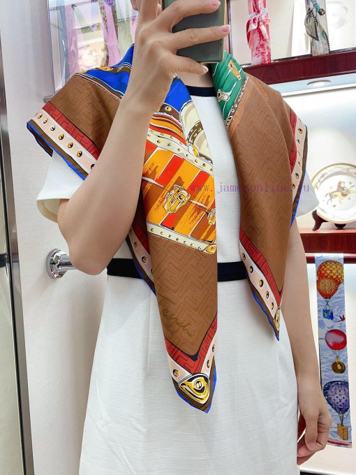 Fendi's latest flagship luggage pattern is a 90 silk small square scarf that is very easy tomz8mvl8g - Image 2
