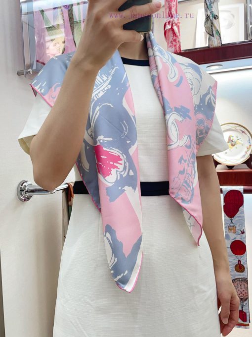 Chanel's top grade twill silk material is handmade with rolled edges, exuding a sense of luxsr7rsbpq