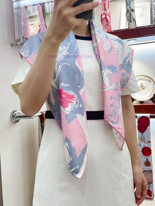 Chanel's top grade twill silk material is handmade with rolled edges, exuding a sense of luxsr7rsbpq - Image 2