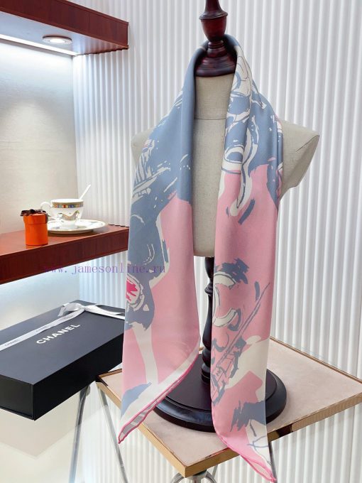 Chanel's top grade twill silk material is handmade with rolled edges, exuding a sense of luxsr7rsbpq - Image 8