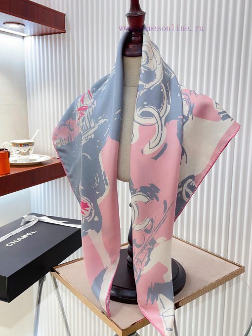 Chanel's top grade twill silk material is handmade with rolled edges, exuding a sense of luxsr7rsbpq - Image 10
