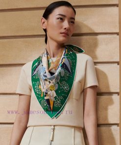 When I bought a new one, they all said it looked good and recommended Herm è s silk scarves.3dokr29v