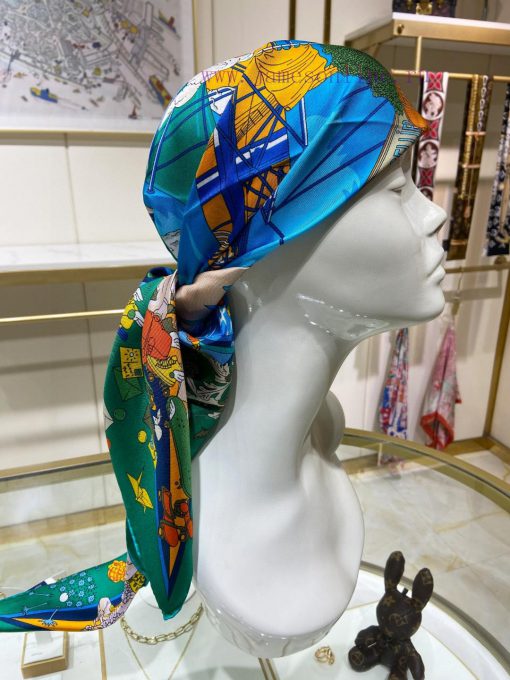 When I bought a new one, they all said it looked good and recommended Herm è s silk scarves.3dokr29v - Image 6
