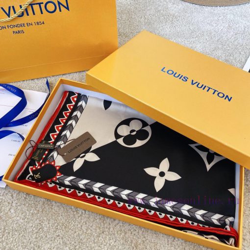 The LVLV Clover Family 90 features exquisite printing and this season's LV Clover pattern pr9p1kw5w0 - Image 4