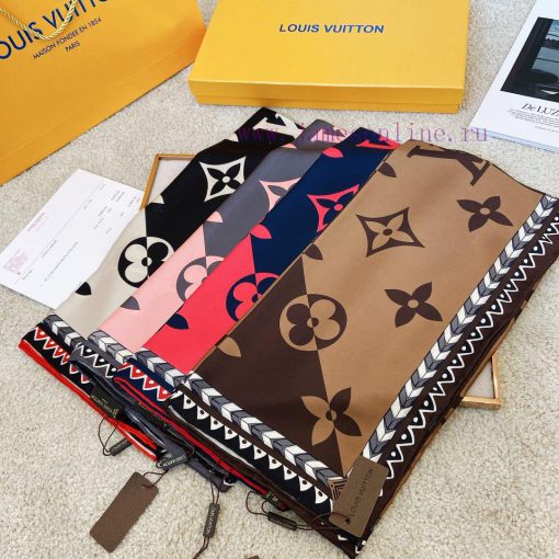 The LVLV Clover Family 90 features exquisite printing and this season's LV Clover pattern pr9p1kw5w0 - Image 5
