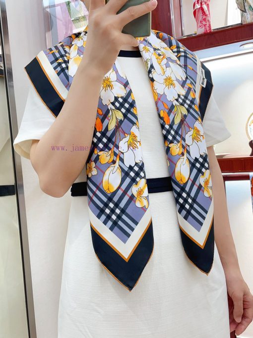 BURBERRY silk square scarves have excellent quality and feel. They are high-end products thaapa9upqn