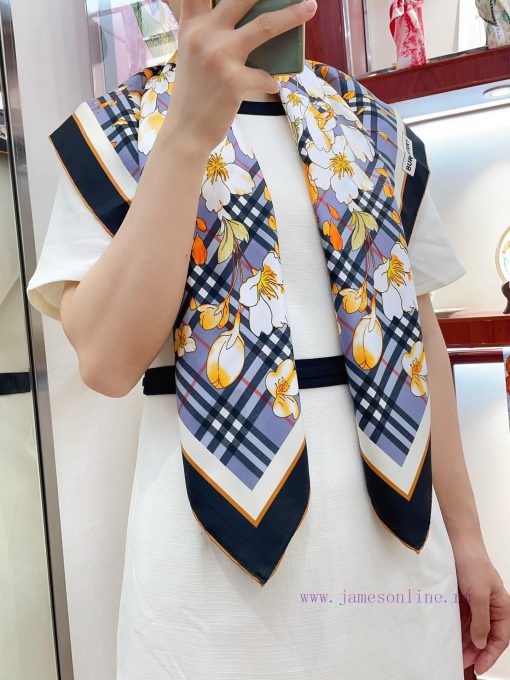 BURBERRY silk square scarves have excellent quality and feel. They are high-end products thaapa9upqn - Image 2