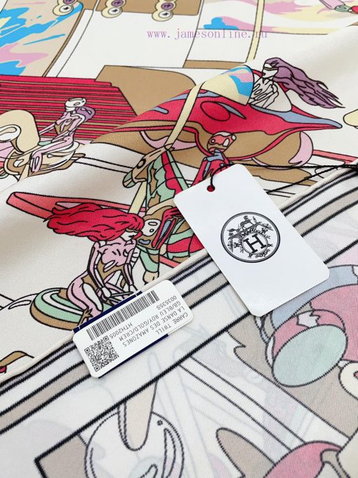 The new HERMES silk handkerchief looks great and is highly recommended. With top-notch craftqmffvqex - Image 7