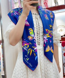The new D Home synchronized with the new color jungle 90 silk square scarf is selling super qb6bb8jt