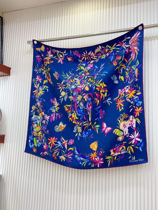 The new D Home synchronized with the new color jungle 90 silk square scarf is selling super qb6bb8jt - Image 5