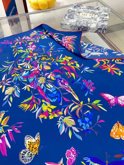 The new D Home synchronized with the new color jungle 90 silk square scarf is selling super qb6bb8jt - Image 6