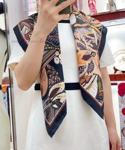 The new printed scarves from Ferragamo are low-key and luxurious, and can become elegant and2hx3bzcz