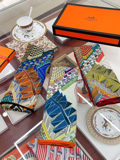The new HERMES looks great and I recommend the Pantan style 140 cashmere square scarf. It fehof7r8oe - Image 4