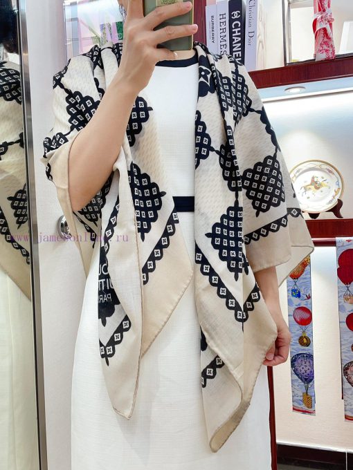 LV's elegant and noble baby like soft touch logo with floral velvet print cleverly uses the d2ntuuqn - Image 2