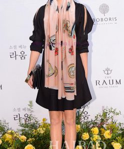 It's so beautiful. 2024 Chanel really likes the double C-side ring velvet long scarf. The acnkbtvm4j