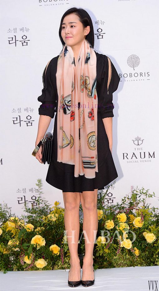 It's so beautiful. 2024 Chanel really likes the double C-side ring velvet long scarf. The acnkbtvm4j