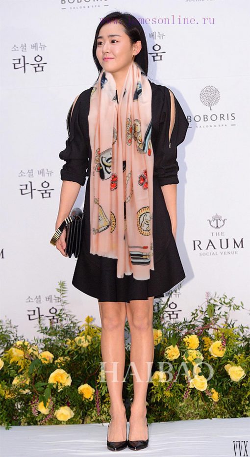 It's so beautiful. 2024 Chanel really likes the double C-side ring velvet long scarf. The acnkbtvm4j - Image 2
