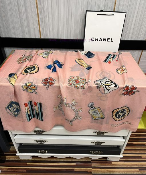 It's so beautiful. 2024 Chanel really likes the double C-side ring velvet long scarf. The acnkbtvm4j - Image 8