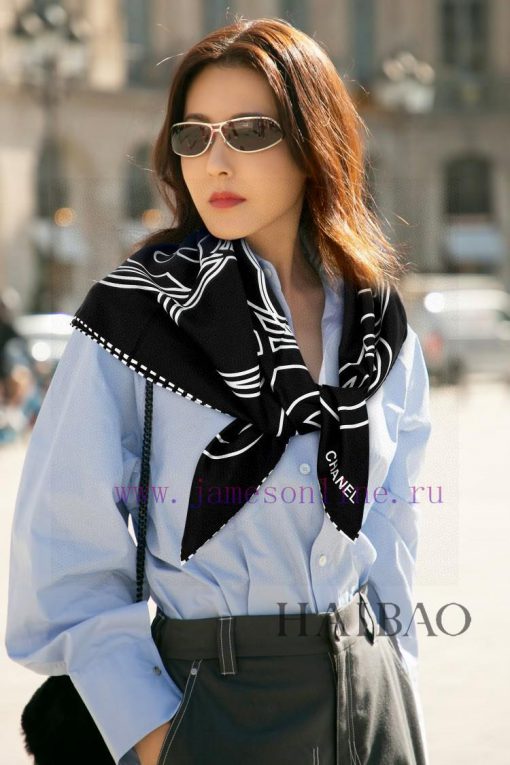 The new double C-line logo 90 double-sided same color printed silk square scarf is recommendu33361ha