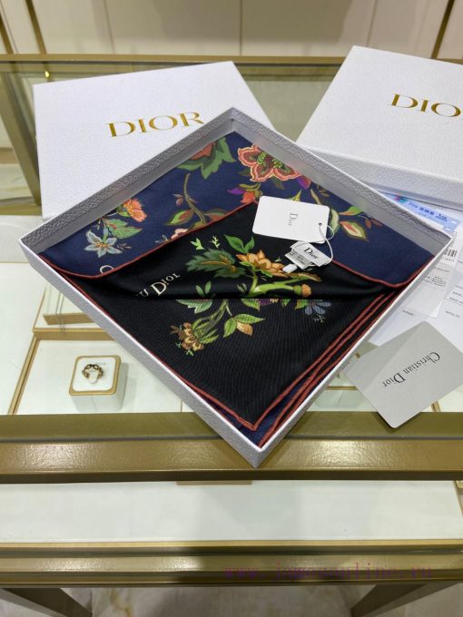 High end customized Dior double-sided two-color silk square scarf is recommended for VIP cus7udxocio - Image 4