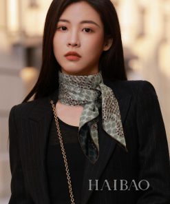 The new Celine CL polka dot logo double-sided two tone 90 silk square scarf is recommended fkl3trwlf