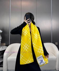The latest Burberry cashmere wool blend scarf for 2024, with its unique craftsmanship and co0m76246j
