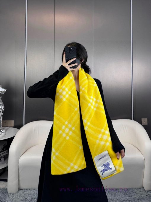 The latest Burberry cashmere wool blend scarf for 2024, with its unique craftsmanship and co0m76246j - Image 2