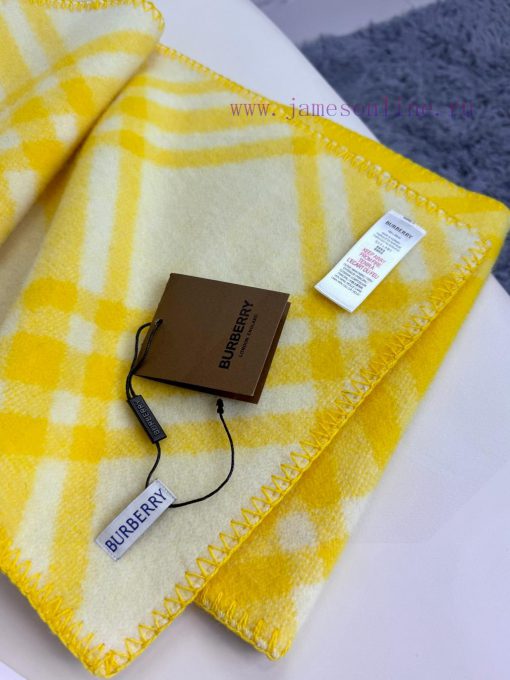 The latest Burberry cashmere wool blend scarf for 2024, with its unique craftsmanship and co0m76246j - Image 9