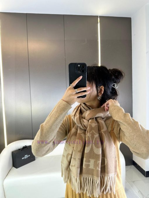 The new model from Coach in 2023, the popular three color shawl from Coach, looks great not 4r72rony
