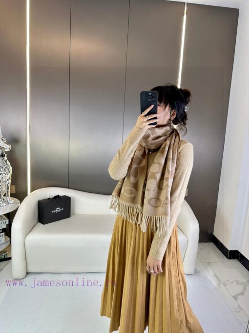 The new model from Coach in 2023, the popular three color shawl from Coach, looks great not 4r72rony - Image 3