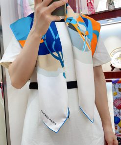 HERMES's new silk scarf looks great and is recommended for equestrian competitions. It featu77uh5atq