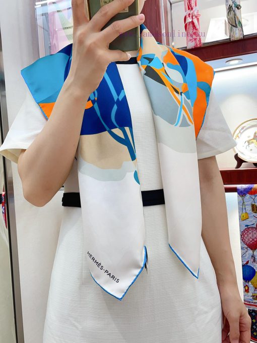 HERMES's new silk scarf looks great and is recommended for equestrian competitions. It featu77uh5atq