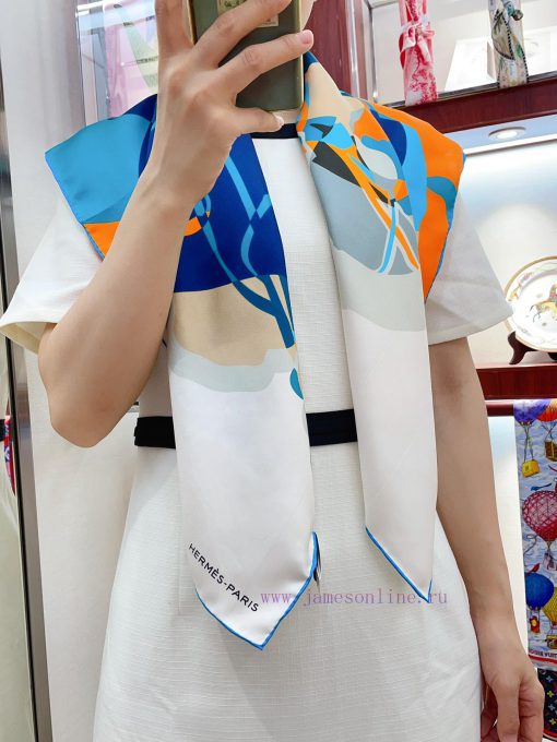 HERMES's new silk scarf looks great and is recommended for equestrian competitions. It featu77uh5atq - Image 2