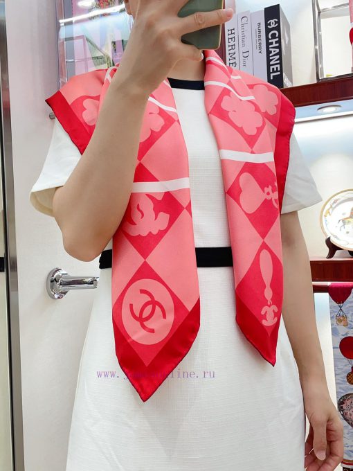 The new Chanel LOGO element 90 silk small square scarf is recommended by VIPs. You must staru2fk3zy0 - Image 2