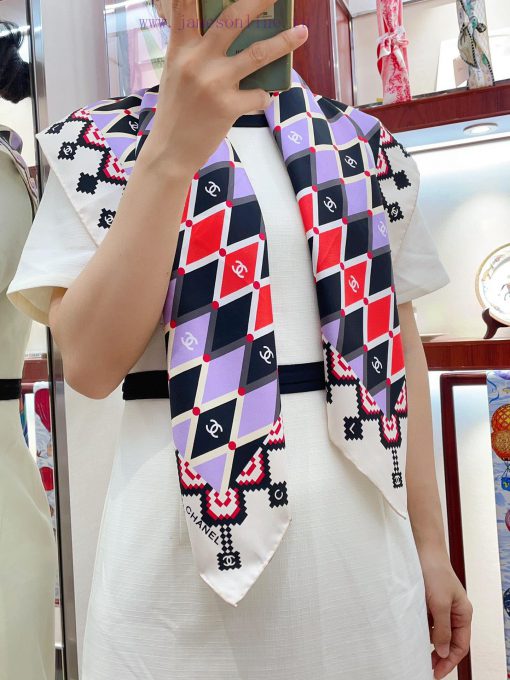 The new Chanel diamond patterned 90 silk square scarf is highly recommended by VIPs and mustxo2rpfzb - Image 2